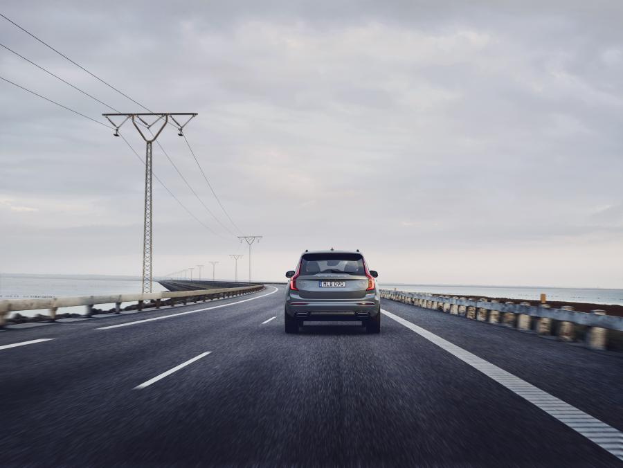  Volvo XC90 T8 Twin Engine R-Design 2019 года  (WW) (фото 7 из 15)